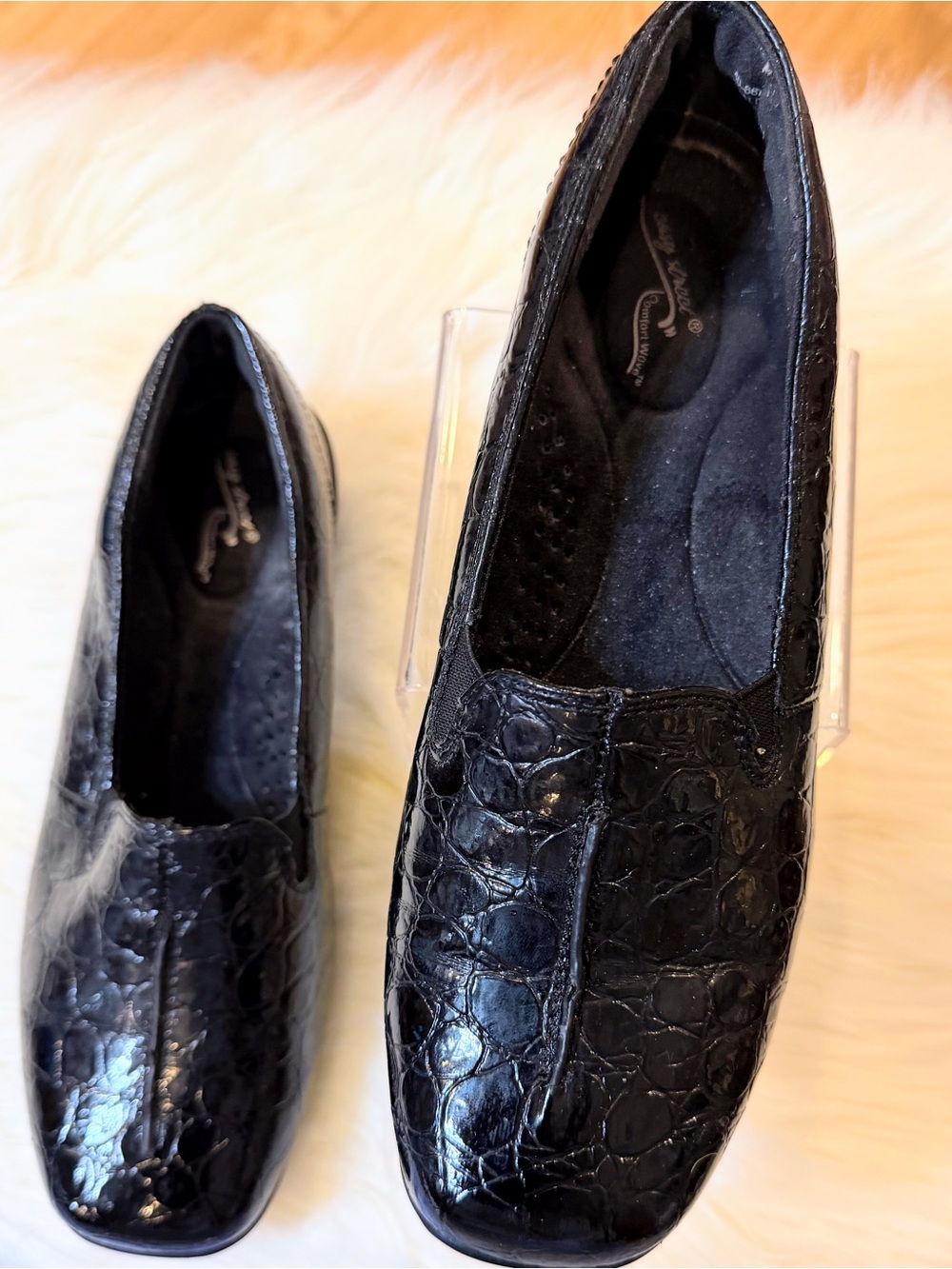 Easy Street Comfort Waves Black Croc-Embossed Slip-On Loafer. Size 7.5N